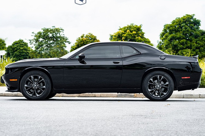 Dòng xe thể thao Dodge Challenger sở hữu đèn pha tròn kép cá tính, lưới tản nhiệt cỡ lớn, xe còn có thêm đèn sương mù và phần cản sơn đen mờ cùng với 2 sọc lớn màu vàng. Đèn pha cùng cos sử dụng công nghệ LED Projector. Nắp capô chiếc xe Dodge Challenger GT có thêm 1 khe gió lồi đúng chất cơ bắp của các mẫu xe thể thao đến từ Mỹ.