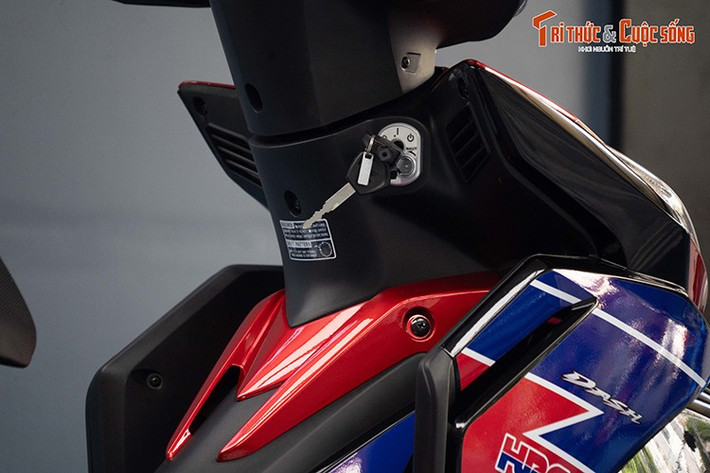 Dash 125 chỉ được trang bị chìa khoá cơ, kết hợp nút đề khởi động và cần đạp chân. Thân xe tạo cảm giác liền lạc, mạnh mẽ với những đường cắt xẻ táo bạo kết hợp cách phối màu và bộ tem trang trí độc đáo, đậm chất thể thao.
