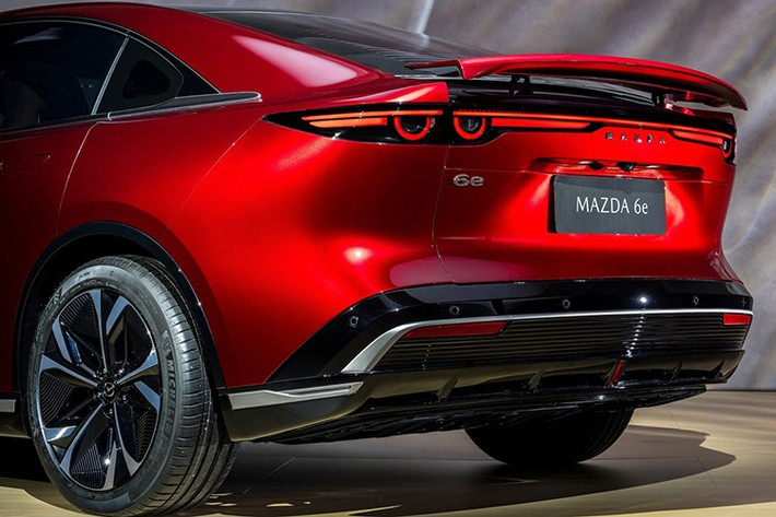 Sự chênh lệch rõ rệt này cho thấy Mazda EZ-6 được định giá cực kỳ cạnh tranh tại thị trường Trung Quốc. Trong khi đó, người mua tại châu Âu phải trả nhiều hơn cho một mẫu xe thực chất gần như giống hệt.