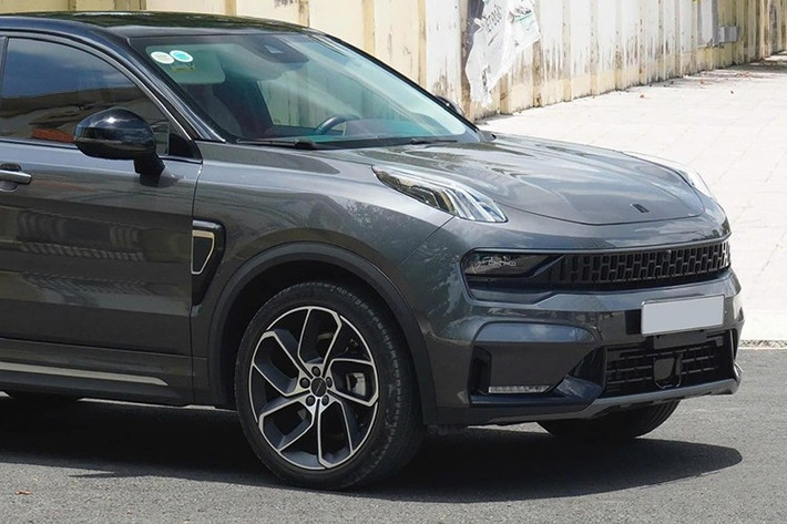 Lynk & Co 05 là mẫu SUV coupe duy nhất của hãng tại Việt Nam, được phát triển dựa trên nền tảng của Lynk & Co 01. Mẫu xe này cạnh tranh với các đối thủ như Peugeot 408, đồng thời có thể so sánh với các mẫu xe sang như BMW X4 hay Mercedes-Benz GLC Coupe.