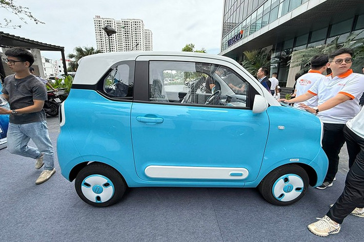 Đây là một chiếc xe điện mini 4 chỗ hướng đến người dùng đô thị, đặc biệt là nhóm khách hàng trẻ và phụ nữ. Theo công bố từ nhà phân phối, Bestune Pony được nhập khẩu nguyên chiếc từ Trung Quốc và hiện tại chỉ có một phiên bản duy nhất.