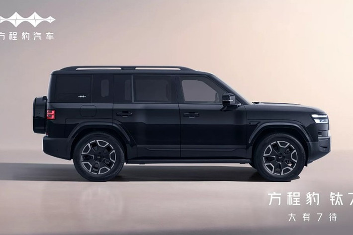 Fang Cheng Bao Tai 7 sở hữu ngoại hình giống Land Rover Defender đến mức không thể chối cãi. Phần đầu xe gần như là bản sao của Defender, trừ cụm đèn pha chia đôi thay vì hình tròn.