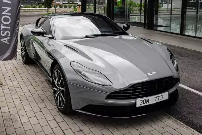 Mới đây, thông tin về việc một chiếc xe thể thao hạng sang Aston Martin DB11 V8 đời 2022 màu xám được trên đường vận chuyển từ TP.HCM ra Hà Nội, đã nhận được sự quan tâm không nhỏ của giới mê xe trong nước.