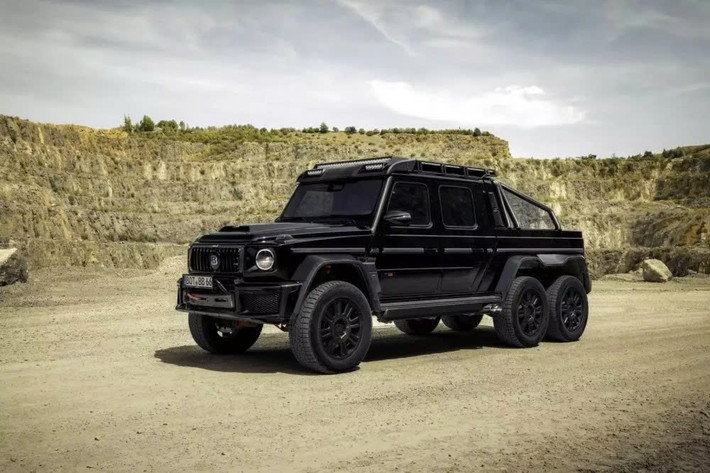 Brabus có bề dày lịch sử trong việc biến những thế hệ Mercedes G-Wagon khác nhau thành những tác phẩm nghệ thuật tuyệt đẹp. Chiếc xe SUV hạng sang biểu tượng này một lần nữa lại rơi vào tay hãng độ lừng danh, lần này là phiên bản mới nhất, và nó đã trở thành Brabus XLP 800 6x6 Adventure. Phải, đây chính là một "quái vật" dẫn động 6 bánh!