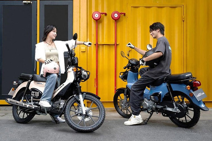 Cụ thể, Honda Cross Cub 110 2025 có 4 màu mới gồm: vàng rực, xanh muối biển, ô long đào và xanh bơ. Tổng thể xe vẫn trung thành với dáng underbone đặc trưng, khung liền mạch và yếm giữa tối giản.