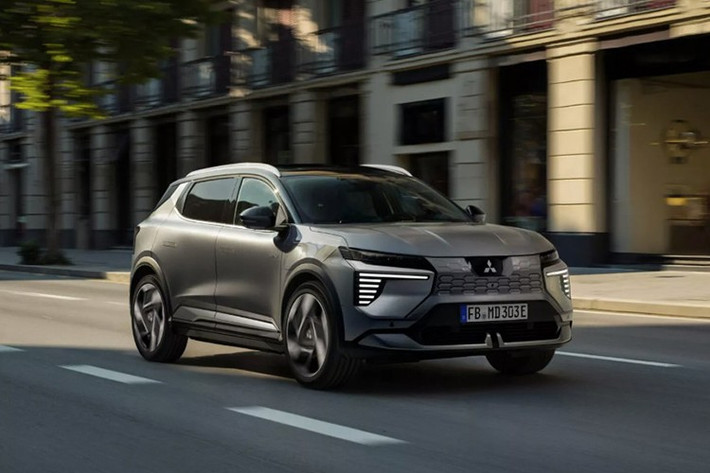 Với việc toàn bộ quy trình phát triển, sản xuất đều diễn ra dưới tay Renault, Mitsubishi dường như chỉ còn là một đối tác mang logo. Đáng chú ý hơn, hãng cũng xác nhận Eclipse Cross EV sẽ không được bán ra tại thị trường Bắc Mỹ. Thay vào đó, một mẫu crossover điện khác sẽ được giới thiệu vào mùa hè năm 2026, nhỏ hơn và chia sẻ nền tảng với Nissan Leaf thế hệ mới.