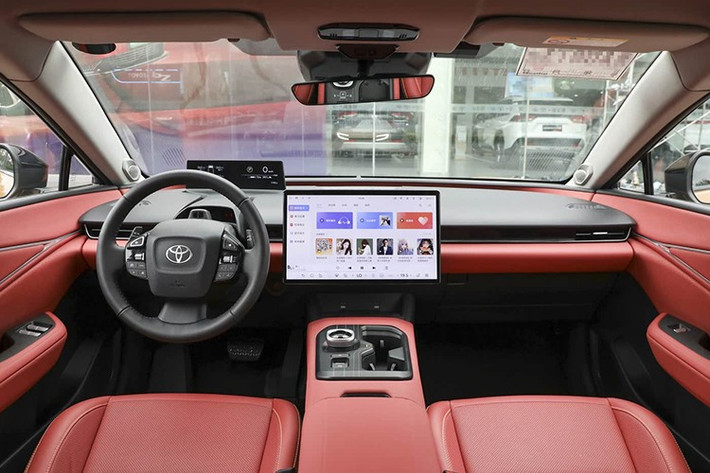 Khoang nội thất của Toyota bZ5 được thiết kế theo phong cách tối giản, tập trung vào trải nghiệm người dùng với màn hình điều khiển trung tâm 15,6 inch dạng nổi và cụm đồng hồ kỹ thuật số LCD sắc nét.