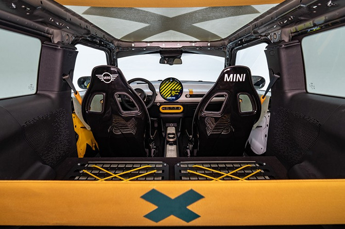 The Machina - chiếc John Cooper Works mang sức mạnh nhỏ gọn của cơ khí thô sơ và dòng máu motorsport. Lấy cảm hứng từ motorsport, nó đại diện cho niềm đam mê đua xe thuần túy và tính năng chân thực. Thiết kế ngoại thất tôn vinh di sản motorsport của MINI. Mọi đặc điểm đặc trưng đều được lựa chọn cẩn thận với trọng tâm là tính năng và cảm xúc.