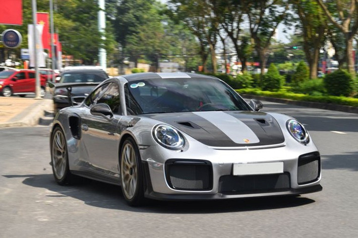 Mới đây, một chiếc siêu xe đua đường phố Porsche 911 GT2 RS đã bị bắt gặp lăn bánh trên đường phố Thành phố Hồ Chí Minh, với biển kiểm soát 48A-238.63, đã nhanh chóng nhận được sự quan tâm của giới chơi xe cũng như cộng đồng mạng.