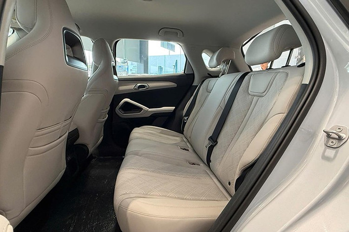 BYD cũng tích hợp đến 16 tính năng an toàn cho Atto 2. Trong đó, có 2 radar phía trước và 4 radar phía sau hỗ trợ các hệ thống an toàn đi kèm camera 360 độ hỗ trợ người lái quan sát.