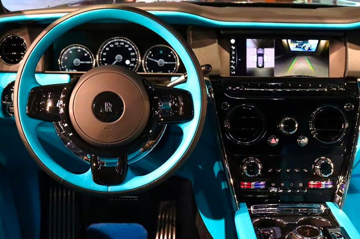 Được gọi bằng cái tên Rolls-Royce Cullinan II, mẫu SUV siêu sang này chỉ thay đổi nhẹ so với phiên bản cũ. Thay đổi dễ nhận thấy nhất của Cullinan II nằm ở dải đèn LED định vị ban ngày hình chữ "V" mới, bao quanh đèn pha nằm ngang. Theo hãng Rolls-Royce, đèn LED định vị ban ngày của xe được lấy cảm hứng thiết kế từ các tòa nhà chọc trời trong thành phố.