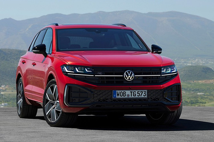 Cụ thể, Volkswagen Touareg đời mới sẽ được trang bị khu vực đầu xe cải tiến. Tại đây, xe sở hữu lưới tản nhiệt mới với những nan mạ crôm nằm ngang. Thiết kế này khiến khu vực phía trước của xe trông rộng và bề thế hơn. Bên cạnh đó là cụm đèn pha ma trận IQ.Light HD LED mới, bao gồm hơn 38.000 bóng LED tương tác siêu nhỏ, có thể chiếu trực tiếp thảm ánh sáng xuống làn đường phía trước.