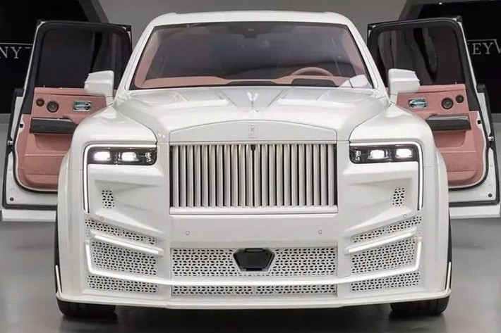 Những thay đổi bắt đầu từ ngoại thất với bộ body kit thân rộng cùng chắn bùn trước và sau mở rộng, ốp sườn và một số chi tiết bổ sung ở phần dưới cửa. Ốp gương, cũng như ốp trang trí trên trụ sau và đường viền tinh tế đó cũng được làm mới.