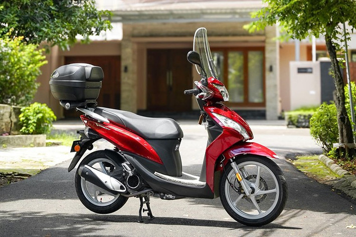 Mẫu xe ga Honda Vision 110 có lẽ là mẫu xe không còn xa lạ đối với thị trường Việt Nam. Xe có kiểu dáng nhỏ gọn, thiết kế trung tính phù hợp với mọi lứa tuổi, đặc biệt thích hợp cho việc sử dụng trong đô thị và phục vụ nhu cầu di chuyển hàng ngày của gia đình nhỏ.