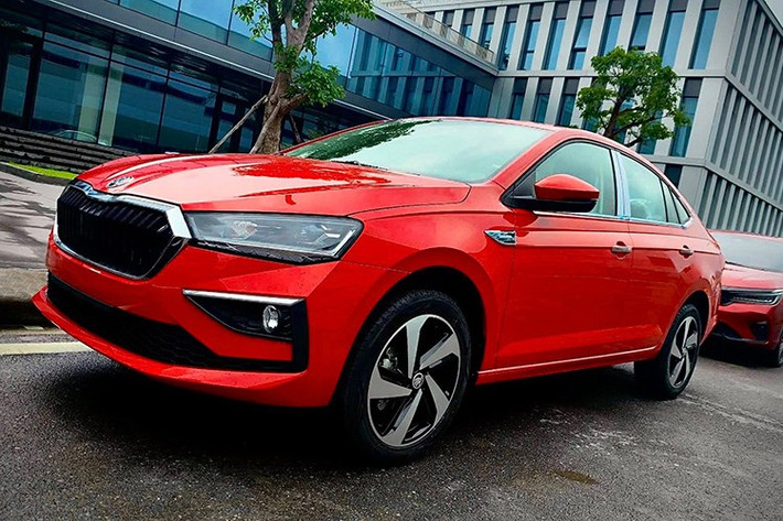 Mẫu xe sedan Skoda Slavia 2025 sẽ được lắp ráp trong nước tại nhà máy ở Quảng Ninh. Những hình ảnh đầu tiên cho thấy Skoda Slavia đã xuất hiện tại nhà máy lắp ráp với đầy đủ các phiên bản, sẵn sàng cho kế hoạch ra mắt trong thời gian tới.