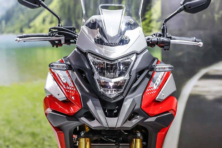 Ngoại hình của mẫu xe Honda CB150X 2025 mới hiện đại với đèn LED toàn bộ, hệ thống phanh ABS và thiết kế đậm chất adventure.