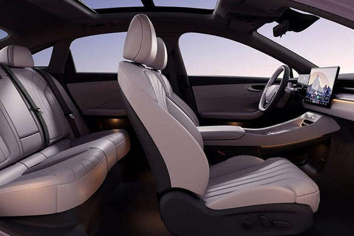 Roewe M7 PHEV 2026 mới có thể chạy hoàn toàn bằng điện với phạm vi 160km (CLTC) và phạm vi hoạt động toàn diện lên đến 2.050km. Dung tích bình nhiên liệu tiêu chuẩn là 55 lít.