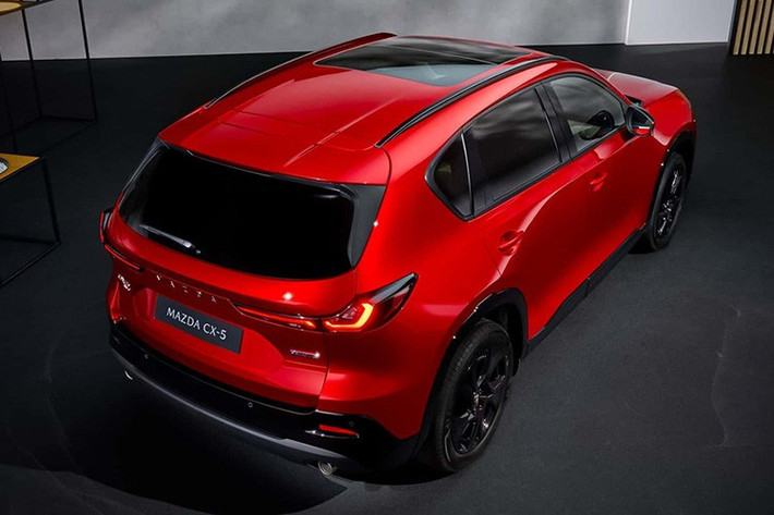 Ở thế hệ mới, Mazda CX-5 mang một diện mạo khác biệt rõ rệt. Phong cách thiết kế Kodo được đẩy lên một tầm cao mới với mặt ca-lăng mở rộng, các đường nét vuông vức và cứng cáp hơn, tạo cảm giác mạnh mẽ, đậm chất SUV. Cụm đèn chiếu sáng trước dạng LED siêu mỏng, lấy cảm hứng từ các dòng CX-70 và CX-90, cùng dải đèn hậu thanh mảnh phía sau giúp chiếc xe trông cao cấp và sắc sảo hơn.