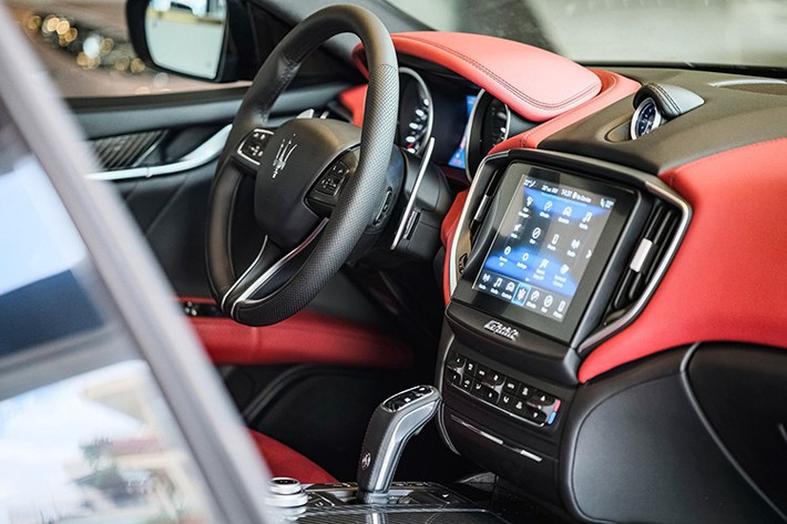 Sức mạnh này của Maserati Ghibli Ribelle phiên bản giới hạn đầu tiên về Việt Nam sẽ được truyền xuống cầu sau thông qua hộp số tự động ZF 8 cấp với lẫy chuyển số sau vô-lăng. Nhờ đó, giúp chiếc Maserati Ghibli phiên bản 30 xe dành cho châu Á có khả năng tăng tốc từ vị trí xuất phát lên 100 km/h trong thời gian 5,5 giây, trước khi đạt tốc độ tối đa 267 km/h.