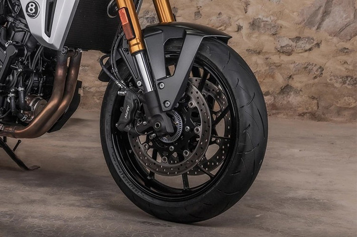 Giống như các dòng xe Suzuki 800 khác, cả hai mẫu xe đều có kiểm soát lực kéo, 3 chế độ lái, cổng sạc USB-C, sang số nhanh hai chiều và bảng điều khiển TFT màu.
