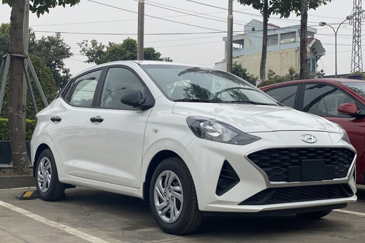 Hyundai Grand i10 sedan MT: 380 triệu đồng Phiên bản số sàn của Hyundai Grand i10 sedan hiện có giá bán 380 triệu đồng. Với chiều dài tổng thể 3.995 mm, biến thể sedan không chỉ nhỉnh hơn về kích thước so với bản hatchback, mà còn có khoang hành lý riêng biệt, đây cũng là yếu tố quan trọng với xe dịch vụ.