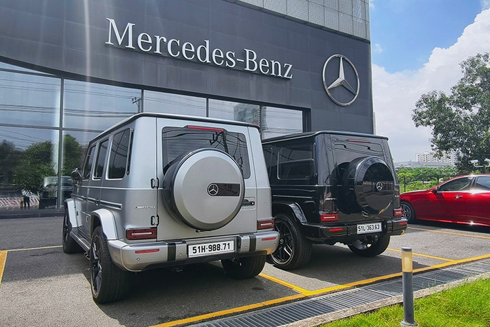 Mercedes-AMG G 63 Special Edition được đưa về Việt Nam với số lượng giới hạn, chiếc xe trong bài sở hữu màu đen cùng gói tùy chọn AMG Night Package, sẽ có các chi tiết như lưới tản nhiệt, logo xung quanh xe, ốp cản trước, ốp viền bánh dự phòng, mâm xe sơn màu đen bên cạnh đó là đèn pha, đèn xi-nhan và đèn hậu có màu xám khói.