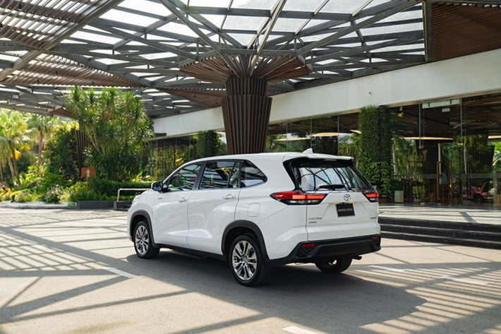 Giá xe Toyota Innova Cross HEV 990 triệu đồng. Toyota Corolla Cross HEV xếp vị trí thứ 2 với 1.194 chiếc bán ra. Toyota Corolla Cross đã trải qua đợt nâng cấp nhẹ vào đầu tháng 5/2024, giữ lại hai phiên bản V giá 820 triệu đồng và HEV giá 905 triệu đồng, bỏ phiên bản G. Xe được trang bị động cơ 1.8L kết hợp mô tơ điện, nâng tổng cộng suất lên 105 mã lực, kết hợp cùng với hộp số tự động vô cấp CVT.