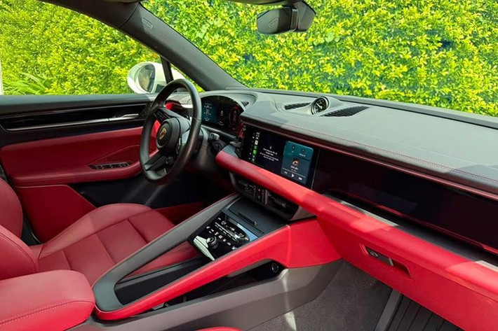 Đơn cử dù giá xe Porsche Macan 4 EV chỉ 3,63 tỷ đồng, nhưng chủ xe này đã chi thêm gần 800 triệu đồng cho tùy chọn, khiến giá xe lên đến 4,43 tỷ đồng, chưa bao gồm chi phí lăn bánh.