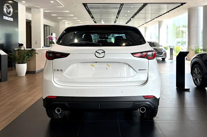 Dù bị cắt giảm một số tính năng an toàn trong gói i-Activsense, CX-5 vẫn ghi điểm nhờ thiết kế trung tính, cảm giác lái ổn định và mức độ hoàn thiện cao. Không khó hiểu khi chỉ trong 4 tháng đầu năm, mẫu xe này đã đạt doanh số hơn 4.400 xe, tiếp tục khẳng định vị thế vững chắc trong nhóm SUV đô thị cao cấp.