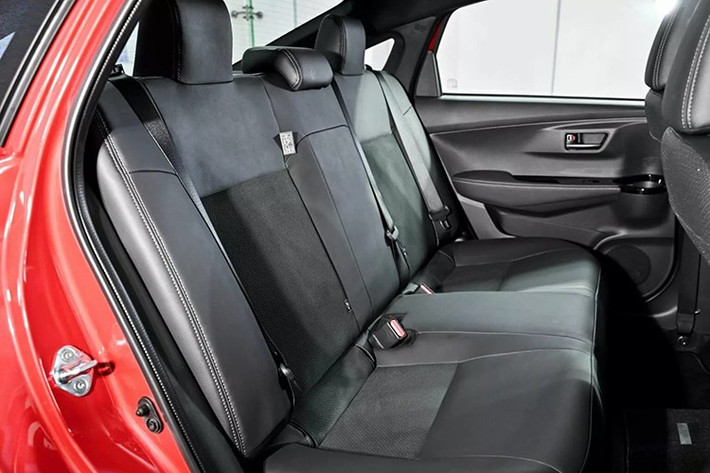 Về công nghệ an toàn, Yaris ATIV HEV được Toyota trang bị gần như đầy đủ những gì tốt nhất trong phân khúc. Xe sở hữu hệ thống phanh ABS, EBD, BA, cân bằng điện tử, kiểm soát lực kéo, hỗ trợ khởi hành ngang dốc và phanh tay điện tử tích hợp giữ phanh tự động.