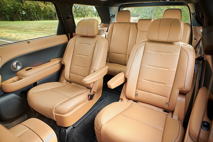 Xe còn được trang bị màn hình hiển thị thông tin (HUD) 12 inch, vô lăng ba chấu với cần số dạng cột, bảng điều khiển trung tâm dạng đảo mang đến nhiều không gian lưu trữ và tiện ích bao gồm khay đựng cốc...