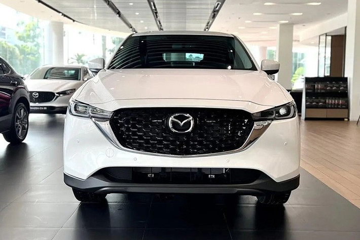 Với mức giá thực tế chỉ còn 714 triệu đồng sau ưu đãi, Mazda CX-5 phiên bản Deluxe mang đến cơ hội hiếm hoi để tiếp cận phân khúc hạng C vốn thường có giá cao hơn đáng kể. Dù chỉ là bản tiêu chuẩn, CX-5 Deluxe vẫn giữ được nhiều trang bị đáng chú ý như đèn LED projector, đèn pha tự động, gạt mưa tự động, ghế da và ghế lái chỉnh điện, những tính năng không phải mẫu xe nào trong cùng tầm giá cũng có được.