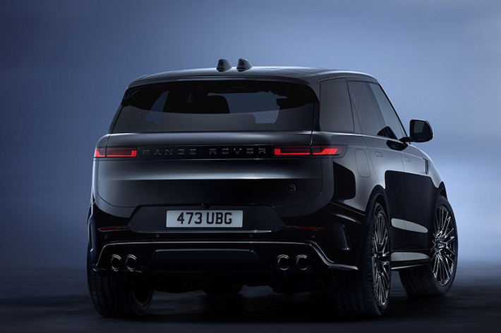 Nội và ngoại thất của xe màu đen đặc biệt, bao gồm biểu tượng tròn Range Rover SV và huy hiệu thương hiệu trên lưới tản nhiệt phía trước, mang đến một phong cách táo bạo và thách thức.