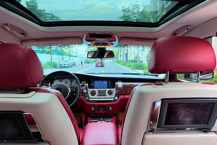 Trái tim của chiếc Rolls-Royce Ghost model 2011 là khối động cơ V12, dung tích 6.6L sản sinh công suất 570 mã lực tại 5.250 vòng/phút và mô-men xoắn cực đại 780Nm từ tua máy 1.500 vòng/phút.