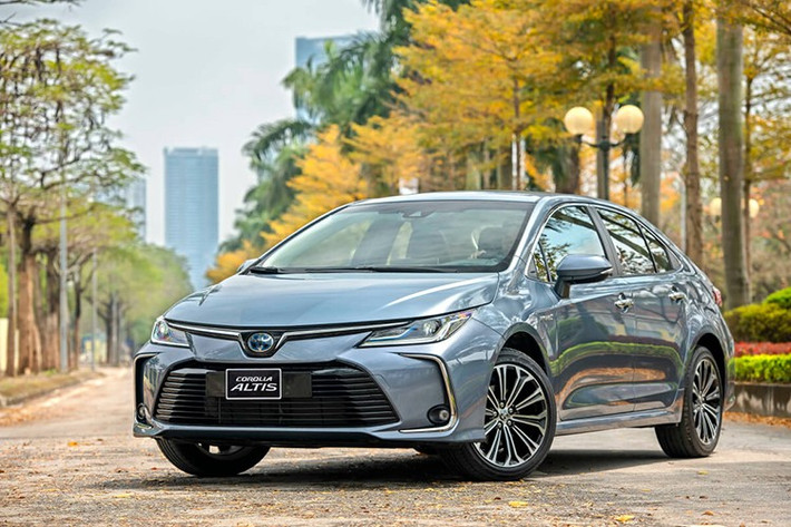 Toyota Corolla Altis Sở hữu doanh số chỉ cao hơn Isuzu mu-X một chút là Toyota Corolla Altis. Mẫu xe này bán ra 24 chiếc, giảm 11,1%. Nếu muốn tăng trưởng doanh số, Toyota Corolla Altis tại Việt Nam có lẽ cần đến phiên bản mới với thiết kế và trang bị nâng cấp. Ngoài ra, giá bán kém hấp dẫn, dao động từ 725 - 870 triệu cũng ảnh hưởng đến doanh số của mẫu xe này.