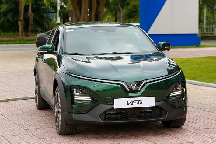 VinFast VF6: 8.552 xe Với 8.552 xe bán ra trong 6 tháng đầu năm 2025, VF6 là mẫu xe thứ 3 của VinFast lọt vào Top 10 xe bán chạy nhất. Tính trung bình, mẫu CUV cỡ B này bán được hơn 1.425 xe mỗi tháng. Là mẫu CUV cỡ B, VF 6 được lòng người dùng nhờ thiết kế trẻ trung và khả năng vận hành mạnh mẽ.