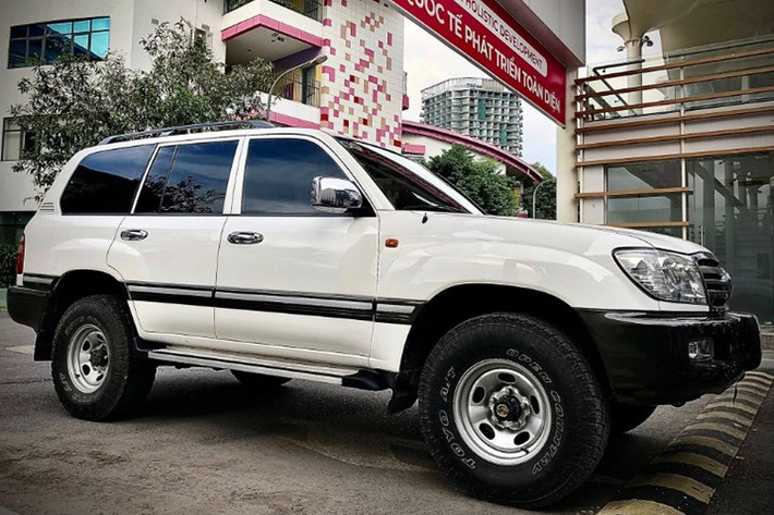 Trong cộng đồng mê xe địa hình, Toyota Land Cruiser 105 Series luôn được xem là một trong những mẫu xe “đỉnh cao” của thời kỳ vàng son, nổi bật bởi độ bền, tính thực dụng và thiết kế đơn giản đến tối đa.