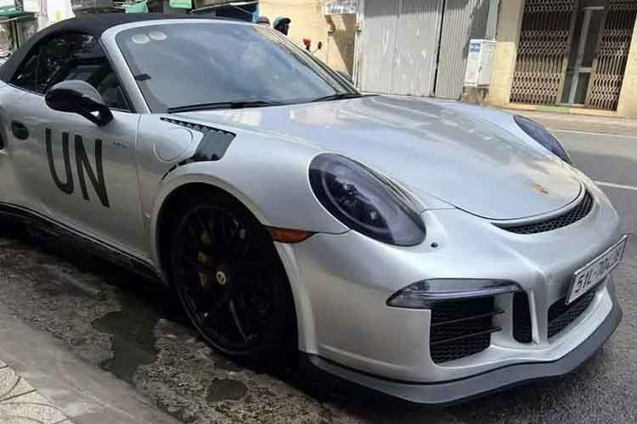 Vào giữa tháng 9/2025 này , sau 6 năm ngủ đông thì chiếc Porsche 911 Turbo S Cabriolet 991.1 đã được sưởi ấm bởi không khí nắng dịu của TP.HCM, giờ đây xe đã được đánh thức bằng rất nhiều chi phí để có biển số 51L-704-38.