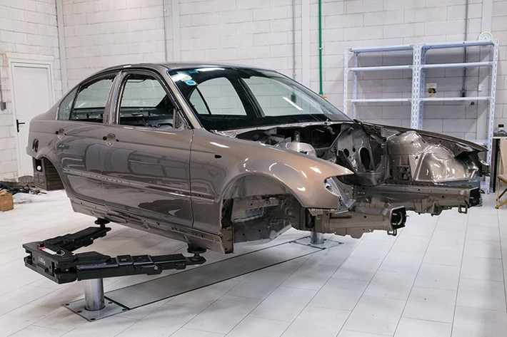 Cách đây hơn 20 năm, BMW 325i E46 huyền thoại từng là chiếc xe mơ ước của biết bao tín đồ đam mê ô tô. Ở thời điểm ra mắt, mẫu sedan hạng sang đến từ Đức đã được trang bị hàng loạt tiện nghi vượt trội so với phần lớn xe cùng thời: ghế trước chỉnh điện kèm nhớ ghế, bọc da cao cấp, điều hòa tự động, Cruise Control, gương chỉnh và gập điện