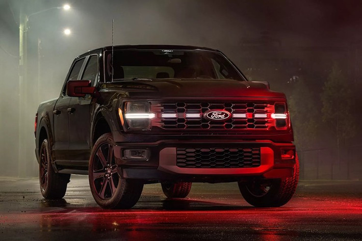 hay đổi duy nhất chỉ là ống xả kép đem tới âm thanh uy lực hơn. Ford bán F-150 Lobo ở Mỹ với giá 60.690 USD - đắt hơn 4.695 USD so với một chiếc F-150 STX tiêu chuẩn.