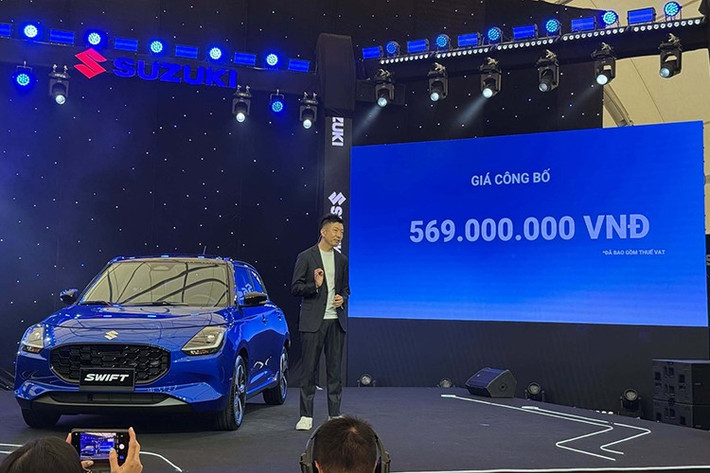 Khác với thế hệ cũ, Suzuki Swift 2025 ở Việt Nam không được nhập khẩu nguyên chiếc từ Thái Lan mà từ Nhật Bản. Điều này không có gì lạ vì nhà máy Suzuki ở Thái Lan chuẩn bị đóng cửa. Xe có giá bán 569 triệu đồng cho phiên bản 1 tông màu và 577 triệu cho phiên bản 2 tông màu. Xe có 5 lựa chọn màu sắc, bao gồm trắng, bạc, đen, xanh - nóc đen và đỏ - nóc đen.