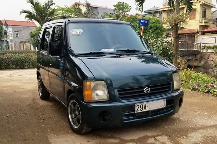Suzuki Wagon R+ sở hữu ngoại hình nhỏ gọn nên phù hợp với hạ tầng giao thông đô thị hoặc khu dâ cư đông đúc, chật hẹp. Khối động cơ 1.0L được đánh giá có mức tiêu hao nhiên liệu thấp, đặc biệt là khi vận hành trong thành phố.
