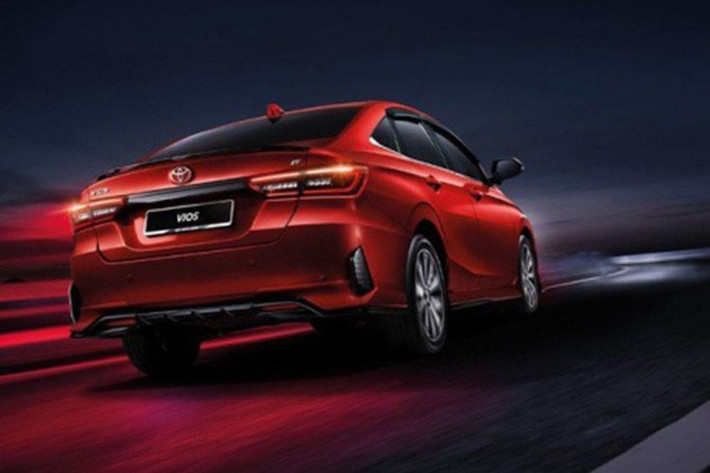 Các bản cao cấp của Toyota Vios hybrid 2025 có thể được tích hợp gói an toàn chủ động ADAS, gồm phanh tự động, cảnh báo lệch làn và hỗ trợ đánh lái, kiểm soát hành trình thích ứng, đèn pha tự động.