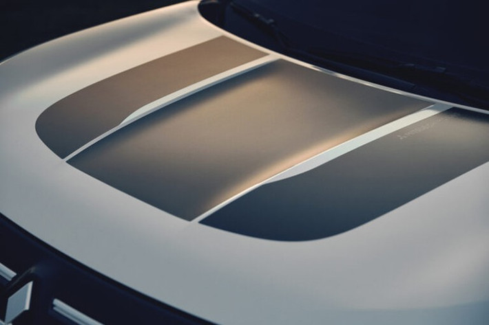 Các điểm nhấn gồm decal đen trên nắp ca-pô và hông xe, logo "Trail Edition" ở cửa hậu, cùng loạt chi tiết như tay nắm cửa, gương chiếu hậu, mặt ca-lăng Dynamic Shield và viền kính đều được sơn đen để tăng vẻ cứng cáp.