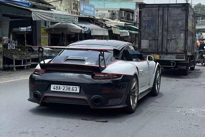 Không ít người tin rằng 1 đại gia Tây Nguyên đã mua lại chiếc Porsche 911 GT2 RS này và đăng ký sang biển số của tỉnh Đắk Nông cũ. Tuy nhiên, với việc người dân được phép mua biển số đẹp mình thích qua việc đấu giá, thì việc họ có hộ khẩu ở Hà Nội hay TP.HCM, hoặc bất kỳ đâu vẫn có thể đấu giá biển số của tỉnh thành khác.