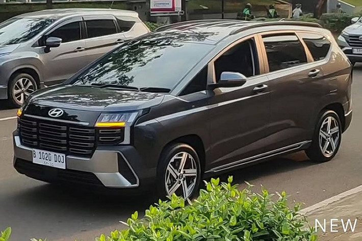 Hình ảnh hé lộ của hãng cho thấy chiếc xe MPV Hyundai Stargazer facelift 2026 trong bóng tối và chỉ lộ ra một phần hệ thống đèn đặc trưng, nhưng có thể thấy rõ Stargazer mới bằng cách tăng sáng ảnh.