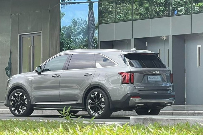 Diwj đoán các phiên bản của Kia Sorento 2025 tại Việt Nam gồm; Xăng 2.5G Signature FWD, Xăng 2.5G Signature AWD, Dầu 2.2D Signature FWD và Dầu 2.2D Signature AWD. Chiếc Sorento xuất hiện lần này mang màu ghi, gắn biển tên “New Sorento” và sở hữu nhiều chi tiết khác biệt so với bản cũ.