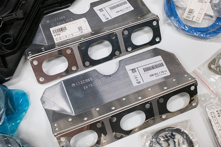Các chi tiết liên quan trực tiếp đến vận hành như piston, xéc măng, bạc lót, đội xupap… đều thay mới hoàn toàn. Một số bộ phận quan trọng như trục khuỷu, trục cam, mặt máy còn trong tình trạng tốt được giữ lại sau khi kiểm tra kỹ lưỡng. Hệ thống treo, phuộc nhún cũng được thay bằng hàng chính hãng, dù số tiền đó đủ mua những bộ phuộc thể thao nổi tiếng như Bilstein, Koni hay KW.