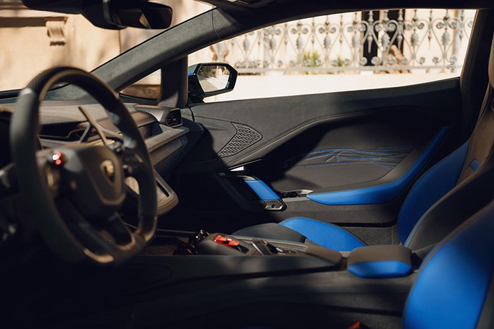Nội thất của Lamborghini Temerario Porto Cervo vẫn được trang bị bảng đồng hồ taplo 12.3 inch, màn hình trung tâm 8.4 inch và màn hình ghế phụ 9.1 inch.