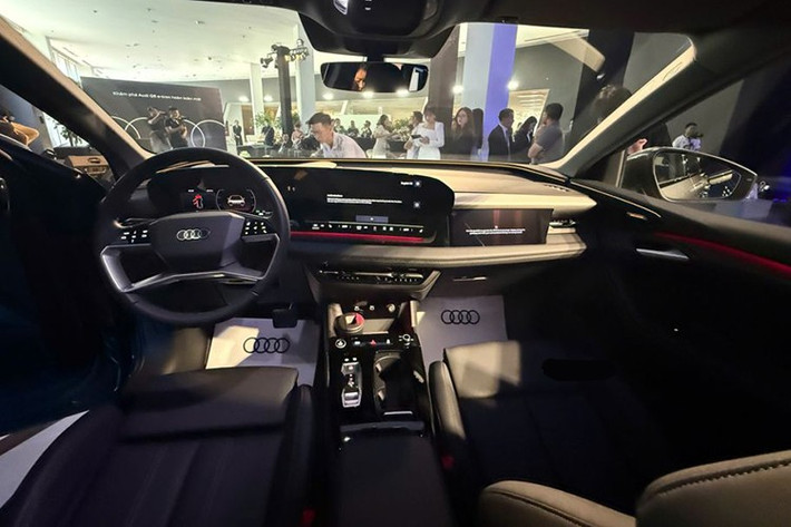 Nội thất của Audi Q6 e-tron được thiết kế tập trung vào nhu cầu của người dùng hơn bao giờ hết. Các bề mặt ốp trên bảng táp-lô được trang bị tiêu chuẩn với sơn màu xám núi lửa hiệu ứng sơn mài.
